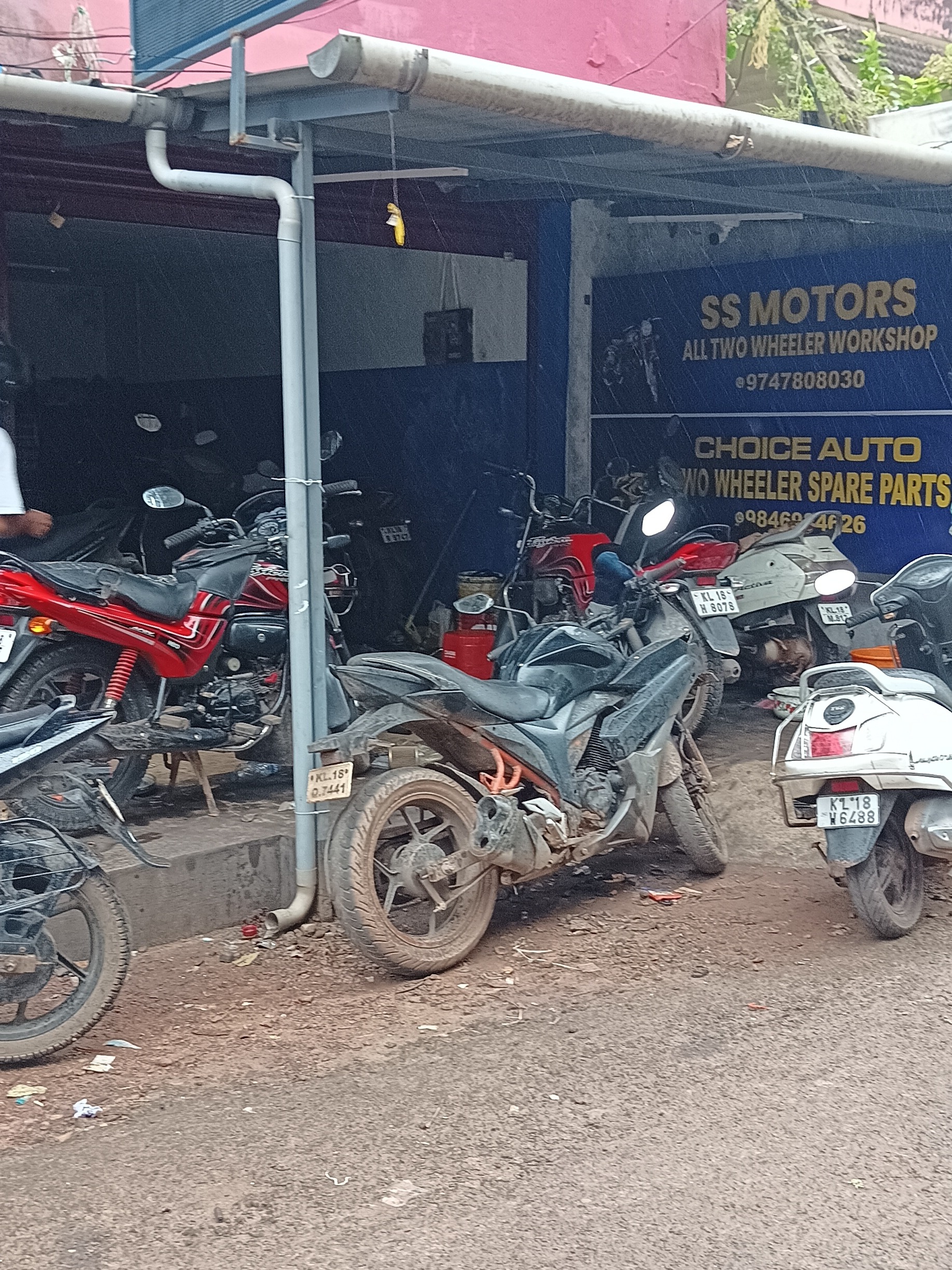 Two Wheeler WorkShop : S S Motors, Edodi, Vadakara