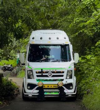 Traveller service in wadakkanchery thrissur,Taxi service in wadakkanchery thrissur,Thamburatty Holidays 