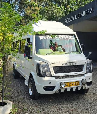 Traveller service in koothattukulam,Traveller service elanji, traveller booking monippally, wedding cars available in koothattukulam elanji monippally, Black pearl travelmate 